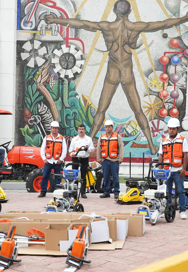 Entrega rector equipo para el mantenimiento de los campus de la UAT
