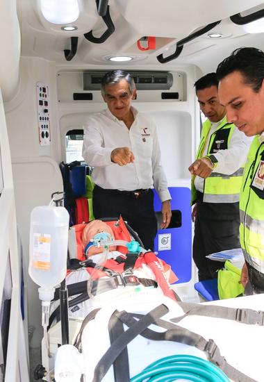 Entrega Américo 16 nuevas ambulancias al sector salud
