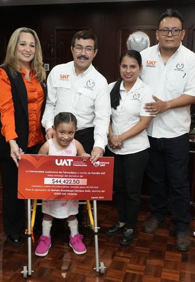 Familia UAT entrega donativo en apoyo a la salud de la pequeña Natalia