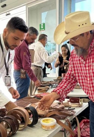 Exhiben artesanos rurales su talento en la Torre Bicentenario