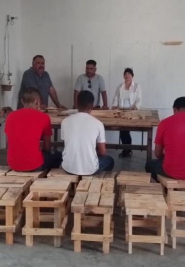 Adolescentes en externamiento elaboran y donan sillas a infancias en condición de migración