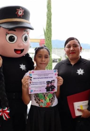 Entrega Guardia Estatal de Género reconocimiento a niñas ganadoras del concurso para nombrar a botargas oficiales de la SSPT