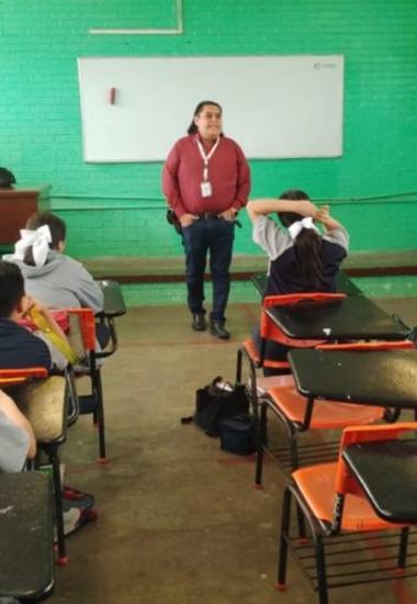 Orientan a estudiantes de secundaria respecto a la Ley Penal para prevenir infracciones