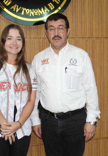 Felicita rector a Edith de Leija por sus éxitos en el béisbol internacional