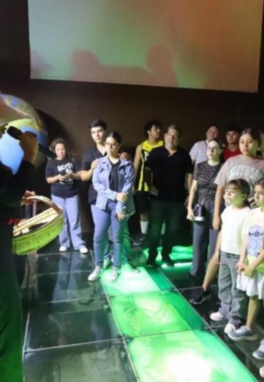 Disfrutan familias “Una Noche en el Museo”
