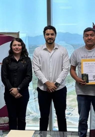 Entrega STPS Tamaulipas sobres de viaje a trabajadores que participarán en programa agrícola en Canadá