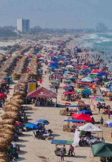 Turistas de CDMX y Nuevo León desbordan playas tamaulipecas