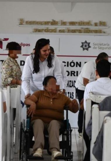 Dona DIF Tamaulipas silla de ruedas a adulta mayor con discapacidad en el CEDES Victoria